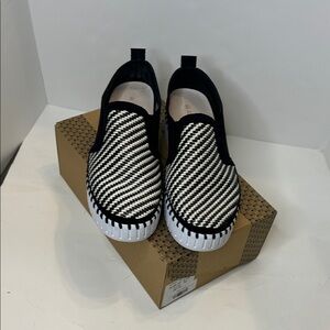 Womens Isla Jacobsen, Black and White Slip-On Sneakers ❤️